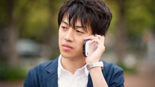 外で電話