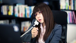 電話する女性