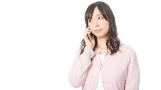 電話をしている女性
